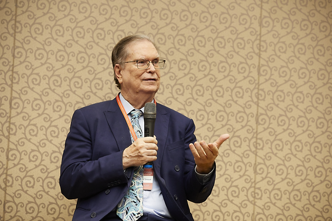 조지 스무트 홍콩과학기술대 교수가 24일 서울 강남구 코엑스에서 열린 ‘노벨프라이즈 다이얼로그 서울 2023’ 행사에서 발언하고 있다. 한국과학기술한림원 제공