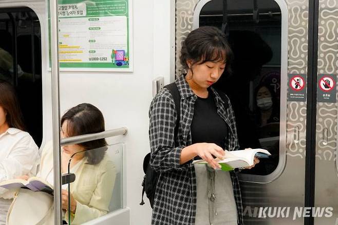 지난 18일 오전 서울 지하철 3호선 열차에서 함지연씨가 책을 읽고 있다. 사진=김예솔