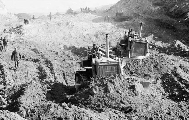 1968년 공병부대 장병들이 중장비를 이용해 경부고속도로 달래내고개 구간 공사를 하고 있다. [국방일보]