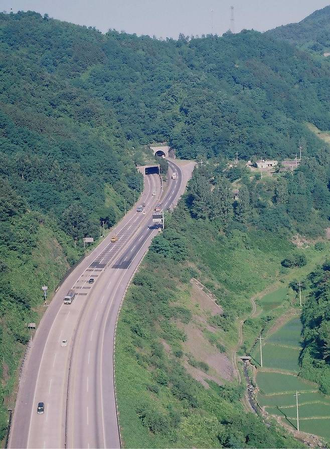 옥천터널(옛 당재터널)이 경부고속도로로 사용되던 당시 모습. 2003년 경부고속도로 일부 구간이 선형화되며 이 터널은 고속도로 구간에서 해제되었고, 현재 상행선 터널은 세계 최대 규모 식물공장으로 사용되고 있다. [넥스트온]