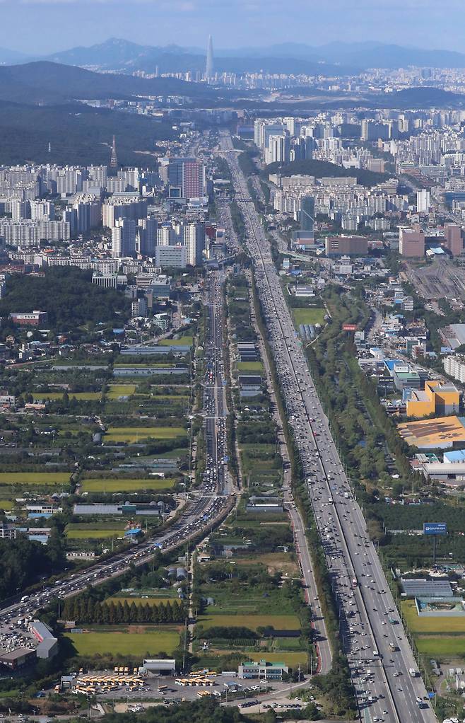 신갈분기점 일대 상공에서 바라본 곧게 뻗은 경부고속도로. [매경DB]
