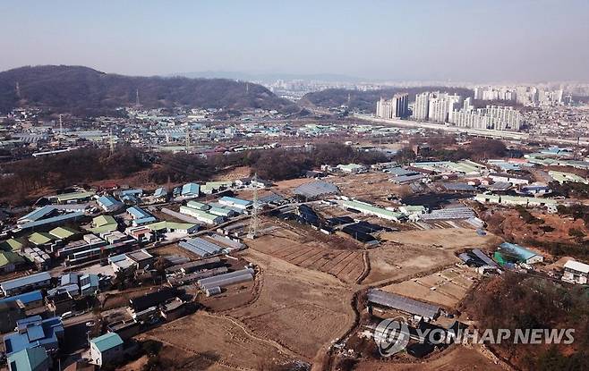 3기 신도시가 들어설 예정인 경기도 하남 교산지구 일대 전경. 당초 2025년 입주 예정이었지만 원자재 가격 인상과 한국토지주택공사(LH) 철근 누락 사태 등으로 차질이 빚어지며 입주 예정일이 2027년 상반기로 늦춰졌다.  연합뉴스