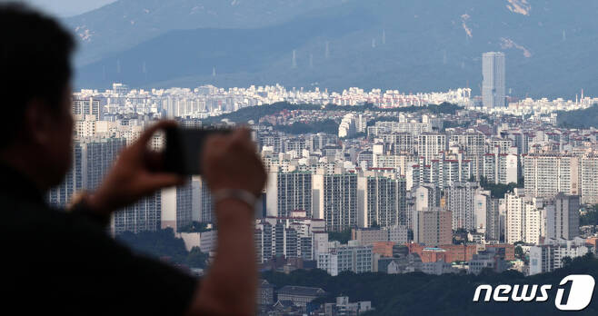 (서울=뉴스1) 구윤성 기자 = 지난해 22% 하락했던 서울 아파트 실거래가격이 올들어 7월까지 11% 올라 하락폭의 절반을 회복한 것으로 나타났다.   18일 한국부동산원에 따르면 7월 서울 아파트 실거래가지수는 전달 대비 1.11% 상승해 올 1월(1.1%) 반등한 이후 7개월 연속 올랐다. 이로써 지난해 12월 대비 누적 상승률은 11.17%였다. 다만 최근 시장에 매물이 쌓이고 거래량은 주춤한 모습이라 불안한 상승 흐름이 이어지고 있다는 분석이 나온다.  사진은 이날 서울 남산에서 내려다 본 시내 아파트의 모습. 2023.9.18/뉴스1  Copyright (C) 뉴스1. All rights reserved. 무단 전재 및 재배포 금지.