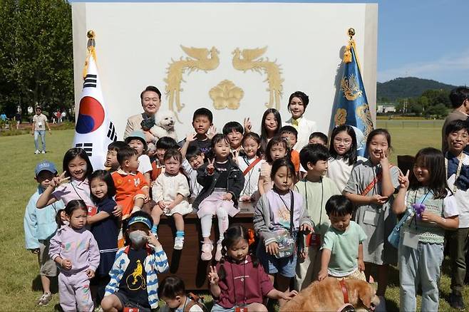 [서울=뉴시스] 윤석열 대통령과 부인 김건희 여사가 추석을 앞둔 24일 서울 용산어린이정원에서 운영 중인 팔도장터를 방문해 대통령실 집무실 모형의 포토존에서 어린이들과 기념촬영하고 있다. (사진=대통령실 제공) 2023.09.24. photo@newsis.com *재판매 및 DB 금지