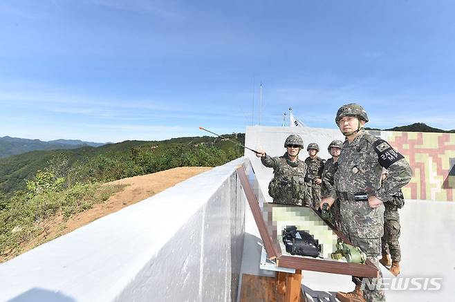 [서울=뉴시스]김승겸 합참의장이 24일 7사단 예하 최전방 GOP대대를 찾아 경계작전 현황을 보고받고 있다. (사진=합참 제공) 2023.09.24. photo@newsis.com