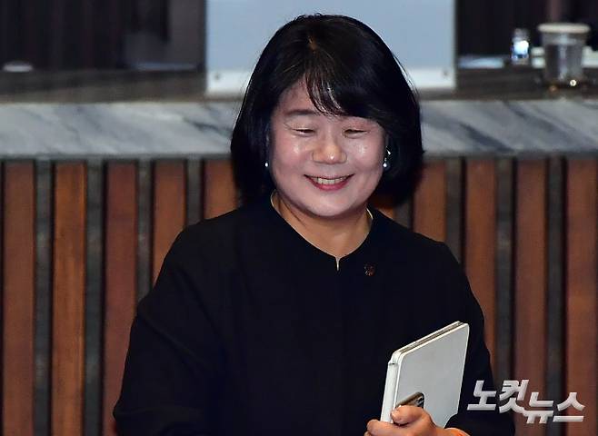 지난 6일 서울 여의도 국회에서 열린 제410회 국회(정기회) 제3차 본회의 외교·통일·안보에 관한 질문에 무소속 윤미향 의원이 참석하고 있다. 윤창원 기자