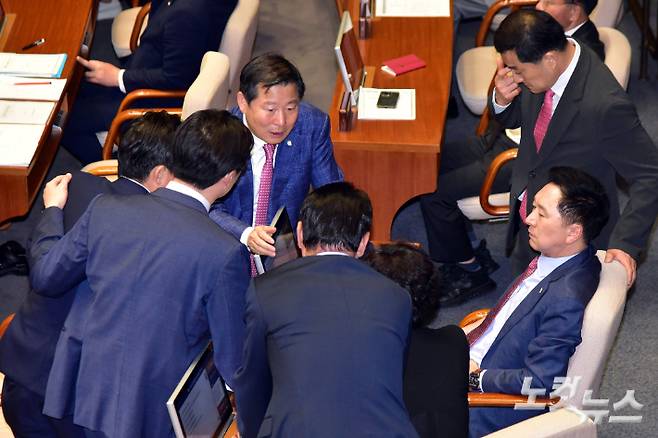 국민의힘 김기현 대표와 이철규 사무총장 등 의원들이  21일 오후 서울 여의도 국회에서 열린 제410회 국회(정기회) 제8차 본회의에서 '국회의원(이재명) 체포동의안'이 가결된 직후 모여 대화를 하고 있다. 윤창원 기자