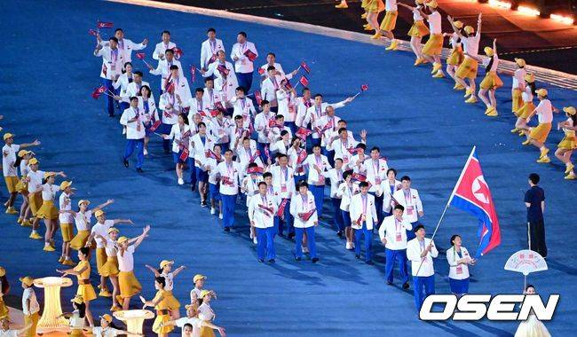 [OSEN=항저우(중국), 최규한 기자] 23일 오후 중국 항저우 올림픽 스포츠센터 스타디움에서 ‘2022 항저우 아시안게임’ 개막식이 열렸다.북한 선수단이 개막식에 입장하고 있다. 2023.09.23 / dreamer@osen.co.kr