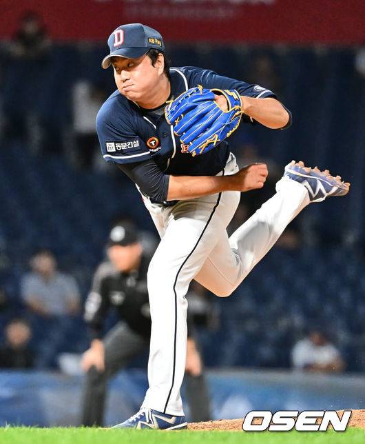 [OSEN=창원, 이석우 기자] 23일 창원 NC파크에서 2023 신한은행 SOL KBO리그 NC 다이노스와 두산 베어스의 경기가 열렸다. 두산 베어스 이영하가 역투하고 있다. 2023.09.23 / foto0307@osen.co.kr