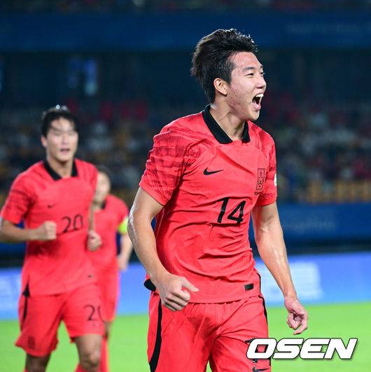 [OSEN=진화(중국), 최규한 기자] 24일 오후(한국시간) 중국 진화 스타디움에서 '제19회 항저우아시아게임' 남자축구 조별리그 E조 3차전 대한민국과 바레인의 경기가 열렸다후반 한국 이한범이 선제골을 작렬시킨 뒤 기뻐하고 있다. 2023.09.24 / dreamer@osen.co.kr