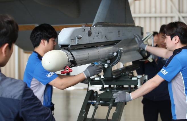 경남 사천 한국항공우주산업(KAI) 본사 격납고에서 정비사들이 한국형 전투기 KF-21 시제기에 아이리스-티(IRIS-T) 단거리 공대공미사일을 장착하고 있다. 세계일보 자료사진