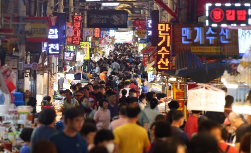 추석 앞둔 전통시장 - 추석을 앞둔 17일 부산 부산진구 부전시장에서 시민들이 제수를 고르고 있다.  2023.9.17