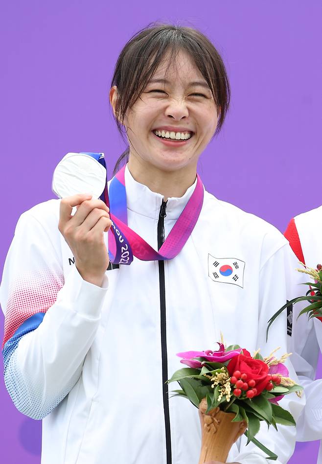 24일 중국 푸양 인후 스포츠센터에서 열린 19회 항저우 아시안게임 근대5종 여자 결승에서 은메달을 획득한 한국 김선우가 시상대에 올라 은메달을 들어보이고 있다.  연합뉴스