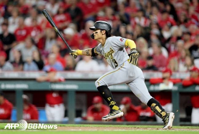 배지환이 24일(한국시간) 신시내티와 원정 경기 6회초 적시타를 때려내고 있다./AFPBBNews=뉴스1
