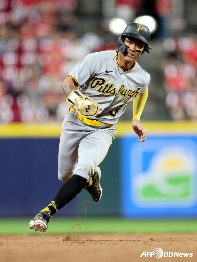 배지환이 24일(한국시간) 신시내티와 원정 경기에서 3루로 향하고 있다./AFPBBNews=뉴스1