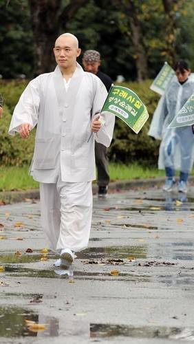 섬진강 인근 걷는 '꽃스님' (구례=연합뉴스) 이세원 기자 = 21일 전남 구례군 섬진강 인근 도로에서 '꽃스님'으로 주목받은 범정스님(왼쪽)이 '구례사찰 명상순례길' 순례체험단과 함께 이동하고 있다. 2023.9.24