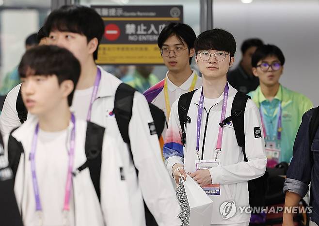 '페이커' 이상혁이 왔다 (항저우=연합뉴스) 박동주 기자 = 항저우 아시안게임에 출전하는 대한민국 e스포츠 국가대표팀 '페이커' 이상혁이 22일 오후 중국 항저우 샤오산 국제공항을 통해 입국하고 있다. 2023.9.22 pdj6635@yna.co.kr