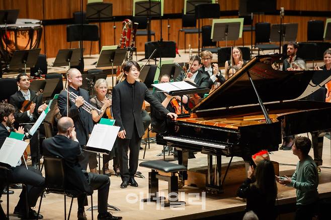지난 24일(현지시간) 영국 런던 사우스뱅크센터 로열 페스티벌 홀에서 열린 필하모니아 오케스트라와 피아니스트 조성진의 협연 무대의 한 장면. (사진=주영한국문화원)