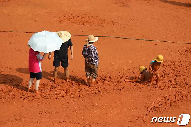 26일 오후 제주도민들이 서귀포시 제주혁신도시내 저류지(숨골공원)에 조성된 '황토 어싱광장'에서 맨발로 걷고 있다. 어싱(Earthing)’이란 지구와 우리 몸을 하나로 연결한다는 의미로 걷는 사람이 지구의 에너지를 우리 몸에 받아들인다는 뜻이다.2023.8.26/뉴스1 ⓒ News1