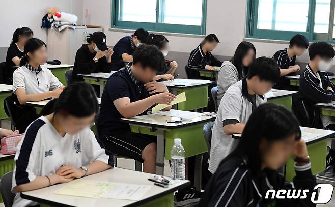 수험생들이 2024학년도 대학수학능력시험 9월 모의평가를 치르고 있다. /뉴스1 ⓒ News1 사진공동취재단