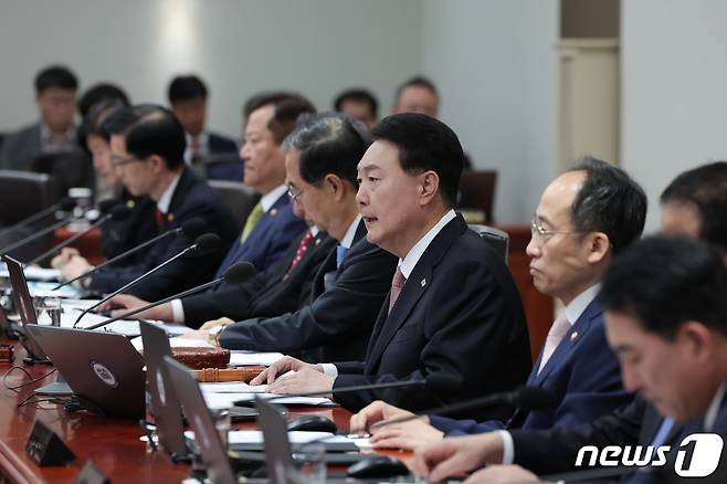 윤석열 대통령이 25일 용산 대통령실 청사에서 열린 제40회 국무회의를 주재하며 모두발언을 하고 있다. (대통령실 제공) 2023.9.25/뉴스1 ⓒ News1 오대일 기자