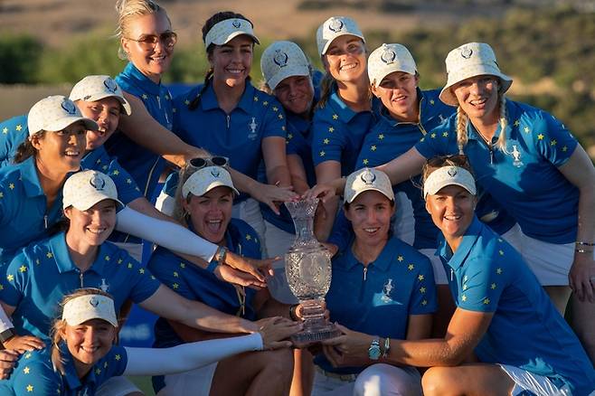 솔하임컵 3연패에 성공한 유럽 선수들이 트로피를 기쁨을 나누고 있다. 카사레스(스페인) | AFP 연합뉴스