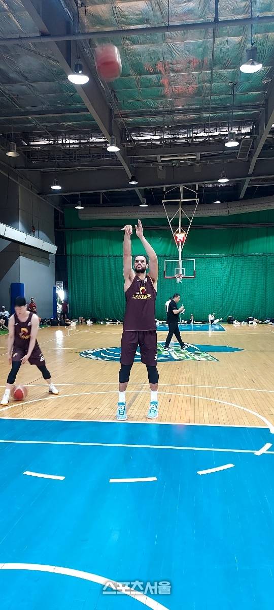 LG 아셈 마레이가 25일 필리핀 마닐라 어퍼덱 센터에서 열린 UP 대학과의 경기를 앞두고 자유투를 던지고 있다. 사진 | 스포츠서울 이웅희기자 iaspire@