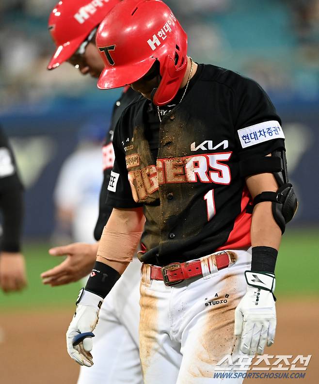 12일 대구 삼성라이온즈파크에서 열린 KIA와 삼성의 경기, 5회초 KIA 박찬호가 내야땅볼을 치고 헤드퍼스트슬라이딩을 하다 아웃된 후 발걸음을 옮기고 있다. 대구=허상욱 기자wook@sportschosun.com/2023.09.12/