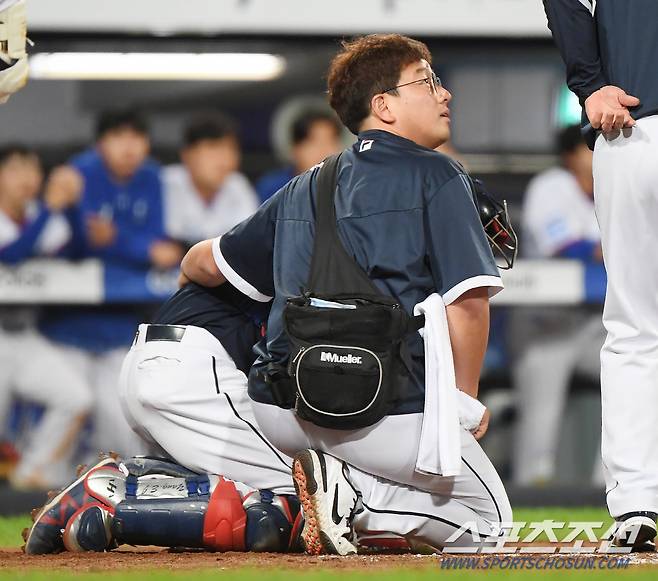 등 두드려 주는 것밖에 해 줄 수 있는게 없는 트레이너