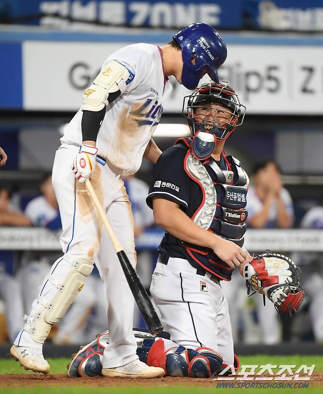 웃음이 보약인 걸 아는 류지혁의 유머 센스가 양의지를 살려냈다.