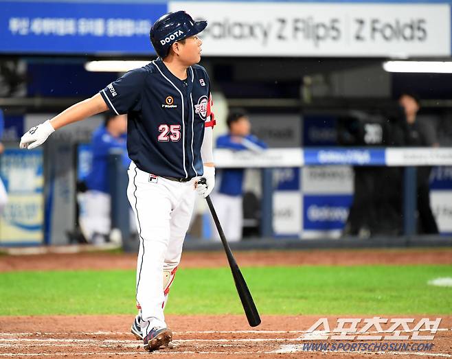 21일 대구 삼성전. 6회초  솔로포를 친 후 타구를 바라보는 양의지. 4경기 연속 홈런포다.