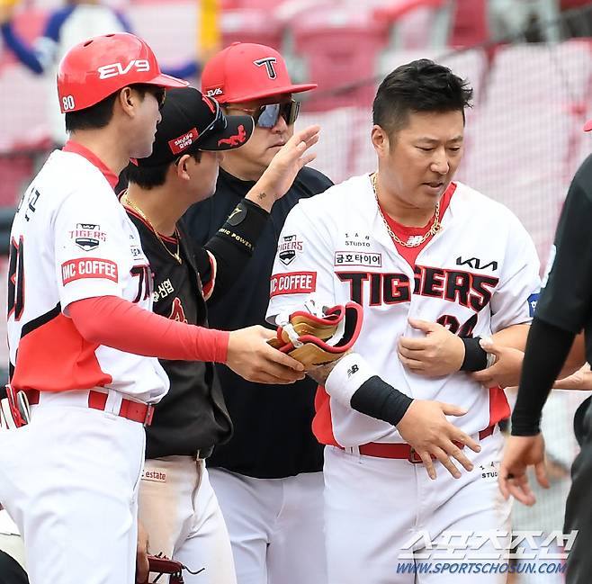 2023 KBO리그 KIA 타이거즈와 KT 위즈의 경기가 24일 광주기아챔피언스필드에서 열렸다. 7회말 KIA 최형우가 타격 후 1루로 향하는 과정에서 KT 박병호와 충돌한 뒤 통증을 호소하고 있다. 광주=박재만 기자pjm@sportschosun.com/2023.09.24