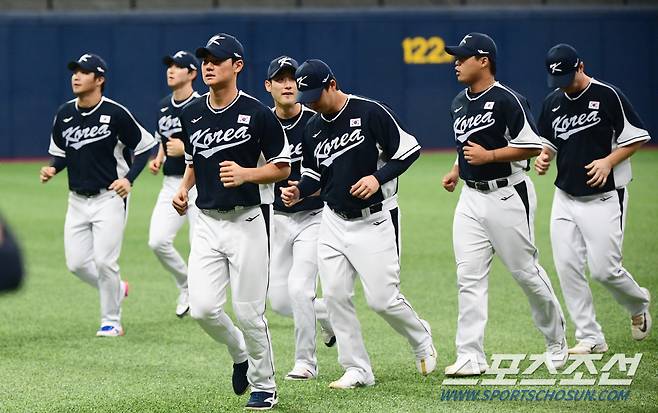 24일 고척돔에서 열린 항저우 아시안게임 야구대표팀 소집 훈련, 김주원과 선수들이 러닝으로 몸을 풀고 있다. 고척=최문영 기자deer@sportschosun.com /2023.09.24/