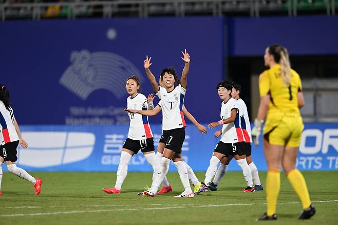 중국 윈저우스포츠센터/ 2023 항저우 아시안게임/ 아시안게임 여자대표팀/ 조별예선 2차전/ 한국 vs 필리핀 / 손화연/득점/해트트릭/환호/사진 홍석균