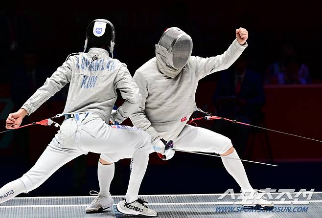 25일 중국 항저우 전자대학체육관에서 열린 항저우아시안게임 남자 사브르 개인 4강전. 구본길과 쿠웨이트 알샴란 유시프 경기. 득점 후 주먹을 쥐는 구본길. 항저우(중국)=송정헌 기자songs@sportschosun.com/2023.09.25/