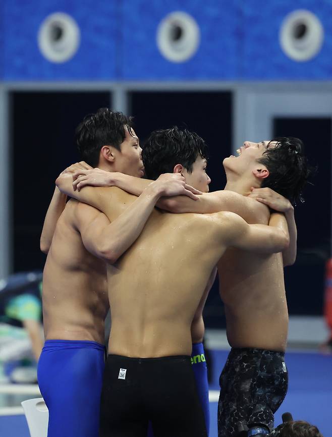 남자 계영 금빛 미소  <저작권자(c) 연합뉴스, 무단 전재-재배포 금지>