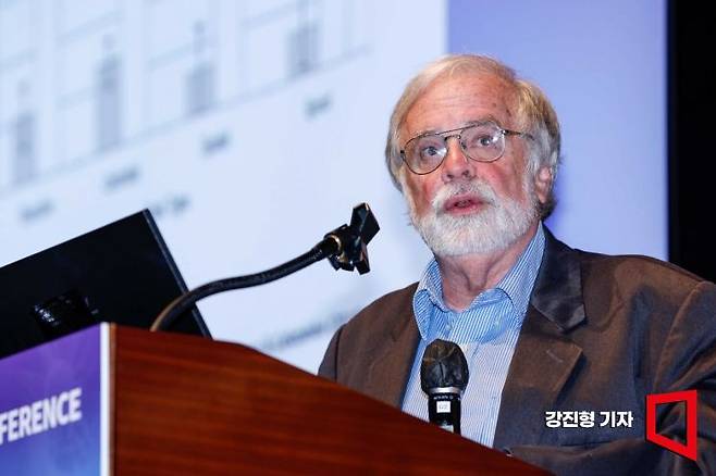 아서 크레이머 노스이스턴대학 교수가 22일 서울 중구 조선호텔에서 열린 '2023 글로벌 디멘시아 콘퍼런스'에 참석해 강연하고 있다. 사진=강진형 기자aymsdream@