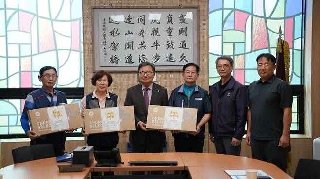 동명대 환경미화원, 경비, 계약직 직원 대표들이 전호환 총장(왼쪽 세 번째)과 기념 사진을 찍고 있다.