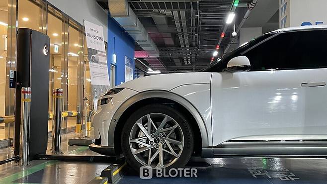 무선충전중인 제네시스 GV60 그린카용 차량 (사진=조재환 기자)