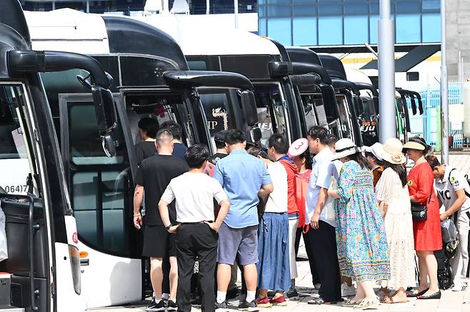 중국 단체관광객을 태운 크루즈 상하이 블루드림스타호(2만4천782t)가 8월 31일 오후 제주항에 입항했다. 입국 수속을 마친 중국 관광객들이 시내관광을 위해 버스에 탑승하고 있다./연합뉴스