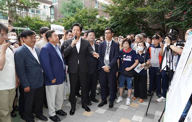 오세훈 서울시장이 지난 4일 오후 강서구 화곡동 모아타운 추진 현장을 찾아, 주민들에게 모아타운 제도의 취지를 설명하고 있다. /서울시 제공