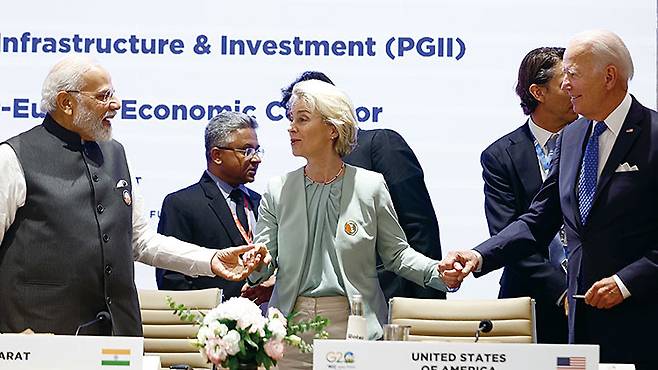 나렌드라 모디(왼쪽부터) 인도 총리, 우르줄라 폰데어라이엔 유럽연합(EU) 집행위원장, 조 바이든 미국 대통령이 9월 9일 주요 20개국(G20) 정상회의에서 인도·중동·유럽 경제회랑(IMEC) 행사에 참석하고 있다. 사진 AP연합