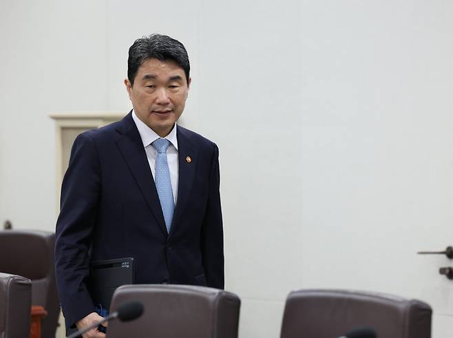 이주호 교육부 장관이 25일 서울 용산 대통령실 청사에서 열린 국무회의에 참석하고 있다.[연합뉴스]