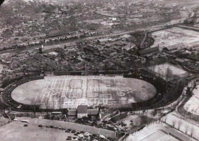 동대문운동장과 그 옆을 흐르는 청계천 모습. 국가기록원 제공