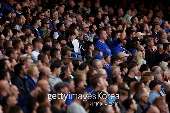 24일 스템포드 브맂시에서 열린 첼시와 애스턴 빌라의 경기. 첼시 팬들이 경기장을 지켜보고 있다. 팀은 빈공 끝에 0-1로 졌다. 사진=게티이미지
