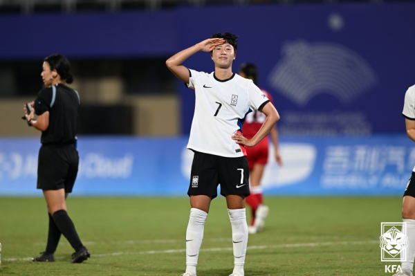 25일 중국 저장성의 원저우 스포츠센터 스타디움에서 열린 한국과 필리핀의 2022 항저우 AG 여자축구 조별리그 E조 2차전. 손화연이 해트트릭을 완성한 후 환호하고 있다. 사진=대한축구협회