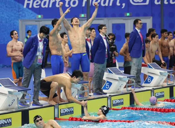 <yonhap photo-5430=""> 남자 계영 금빛 환호 (항저우=연합뉴스) 김인철 기자 = 25일 중국 항저우 올림픽 스포츠센터 수영장에서 열린 2022 항저우 아시안게임 수영 남자 계영 800ｍ 자유형 결승에서 1위를 차지한 대한민국 선수들이 환호하고 있다. 2023.9.25 yatoya@yna.co.kr/2023-09-25 22:19:35/ <저작권자 ⓒ 1980-2023 ㈜연합뉴스. 무단 전재 재배포 금지.></yonhap>