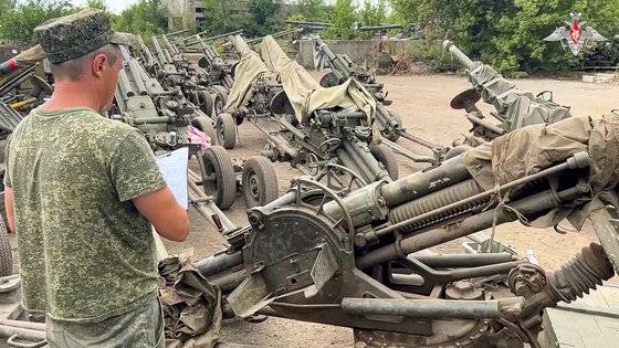 러시아 국방부가 민간군사기업인 바그너로부터 압수한 각종 화포들. 최근 러시아군은 화력전에 우크라이나에 밀리고 있다. AP=연합