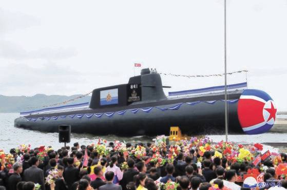 북한이 지난 8일 진수한 전술핵공격잠수함. 구형 로미오급을 잠수함발사미사일(SLBM)과 순항미사일을 발사할 수 있도록 개조했다. 연합