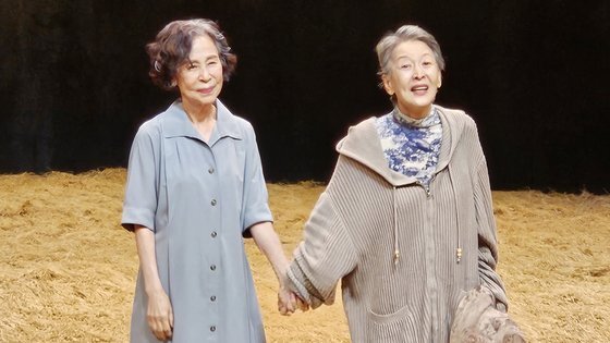 지난달 손숙(왼쪽)의 ‘토카타’ 우정출연 후 커튼콜에서. [연합뉴스]